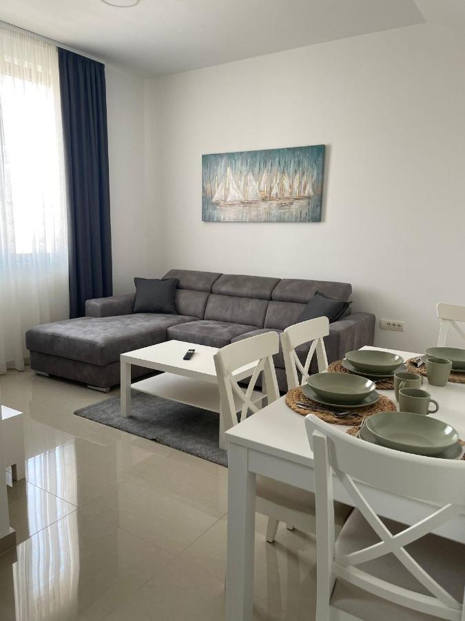 Morpheus Apartmani สเรมสกา มิโตรวิตซา ภายนอก รูปภาพ
