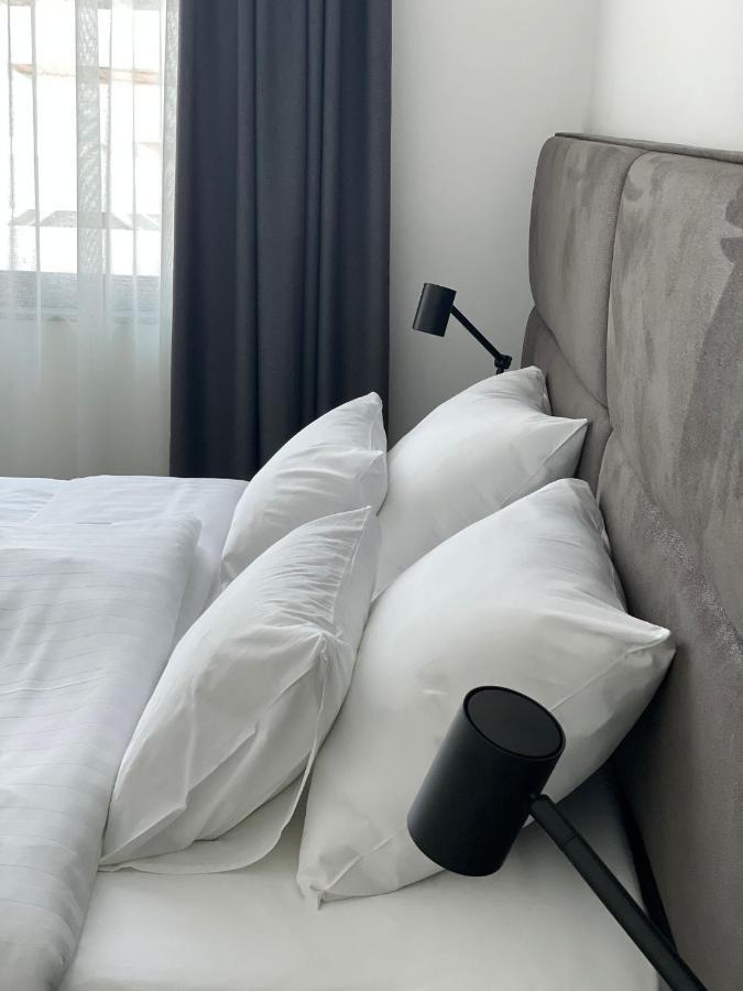 Morpheus Apartmani สเรมสกา มิโตรวิตซา ภายนอก รูปภาพ