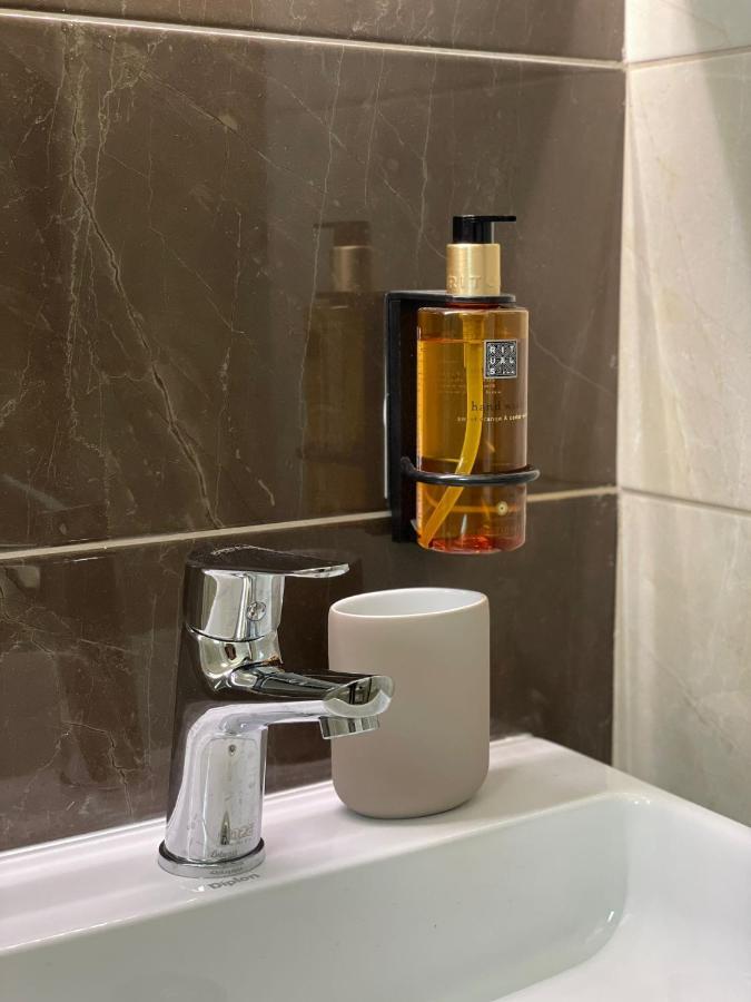 Morpheus Apartmani สเรมสกา มิโตรวิตซา ภายนอก รูปภาพ