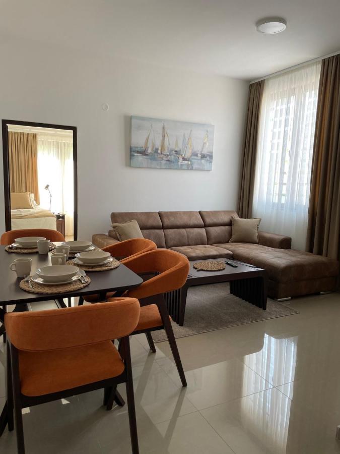 Morpheus Apartmani สเรมสกา มิโตรวิตซา ภายนอก รูปภาพ