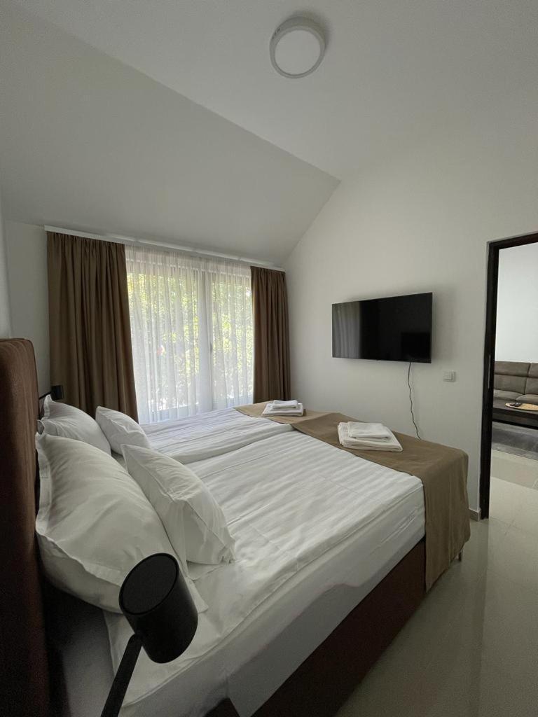 Morpheus Apartmani สเรมสกา มิโตรวิตซา ภายนอก รูปภาพ