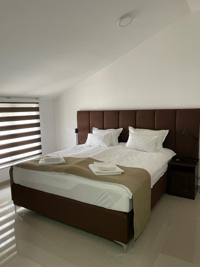 Morpheus Apartmani สเรมสกา มิโตรวิตซา ภายนอก รูปภาพ