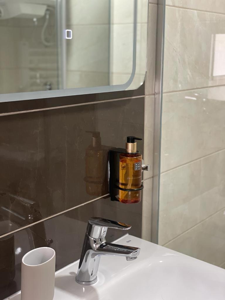 Morpheus Apartmani สเรมสกา มิโตรวิตซา ภายนอก รูปภาพ