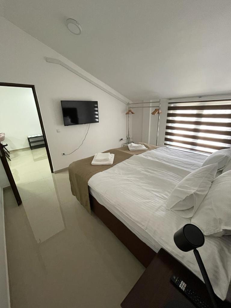Morpheus Apartmani สเรมสกา มิโตรวิตซา ภายนอก รูปภาพ